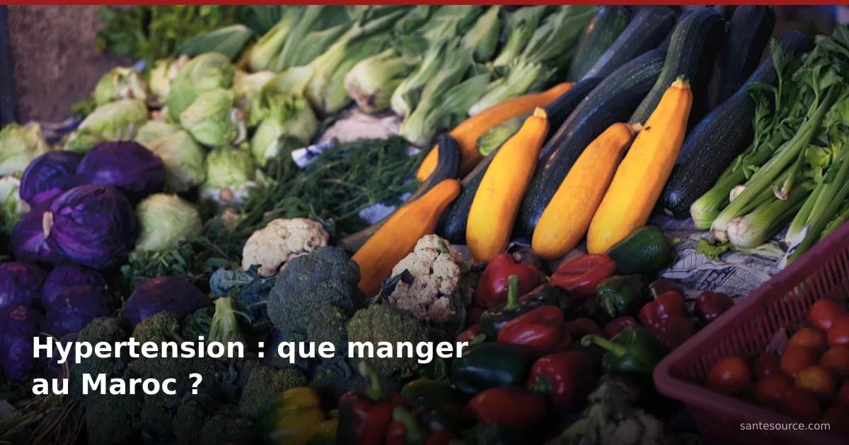 Étal de légumes frais marocains — courgettes, poivrons, choux — pour un régime anti-hypertension pauvre en sel