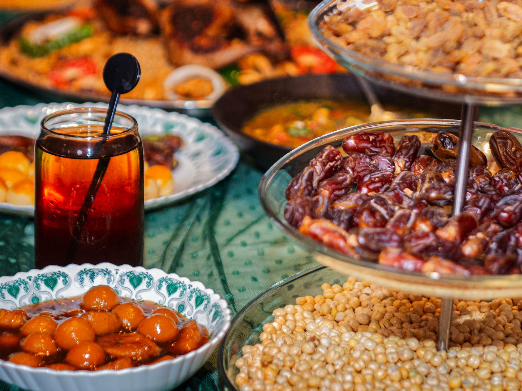 Table de ftour de Ramadan avec dattes, lait fermenté et harira illustrant le régime Tayibat pendant le jeûne