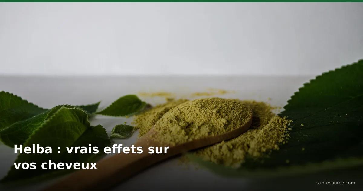 Poudre de fenugrec (helba) sur une cuillère en bois entourée de feuilles, soin naturel pour les cheveux
