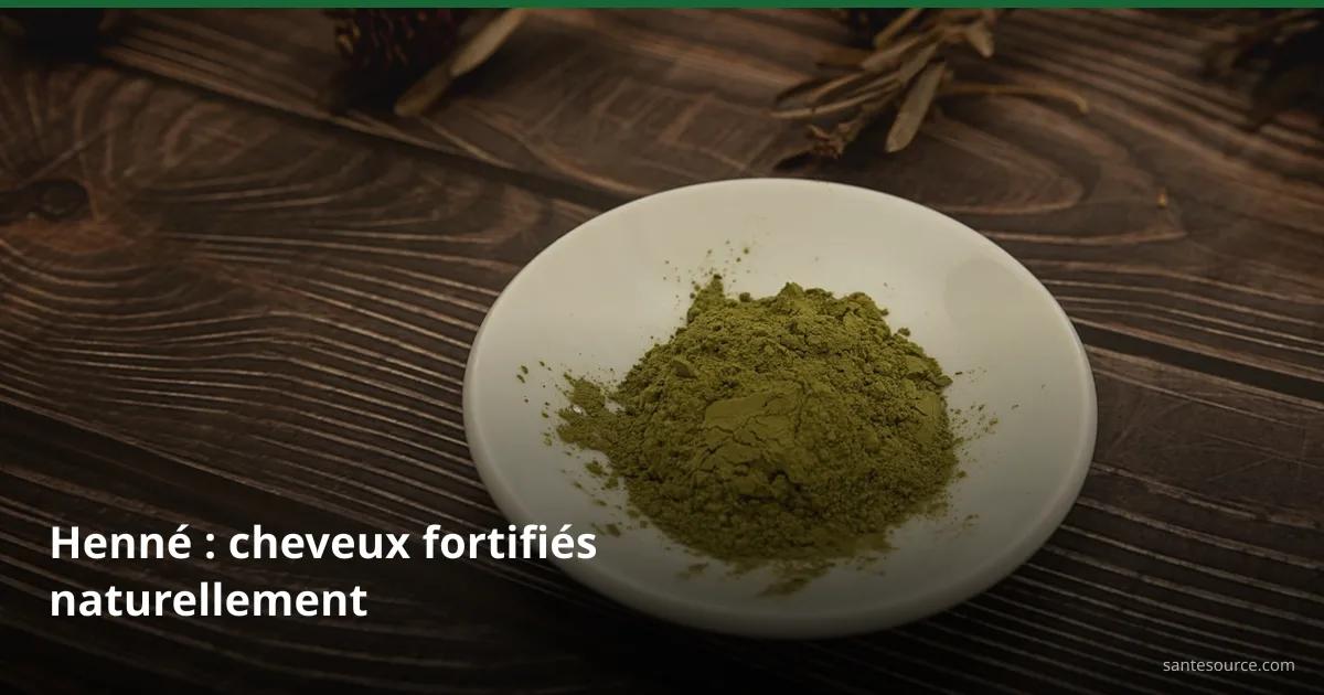 Poudre de henne vert sur une coupelle en bois, soin naturel fortifiant pour les cheveux
