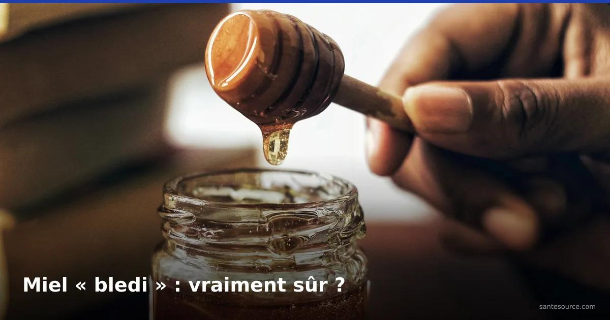 Pot de miel brut ambré avec cuillère en bois, au coeur du sujet miel et diabète au Maroc