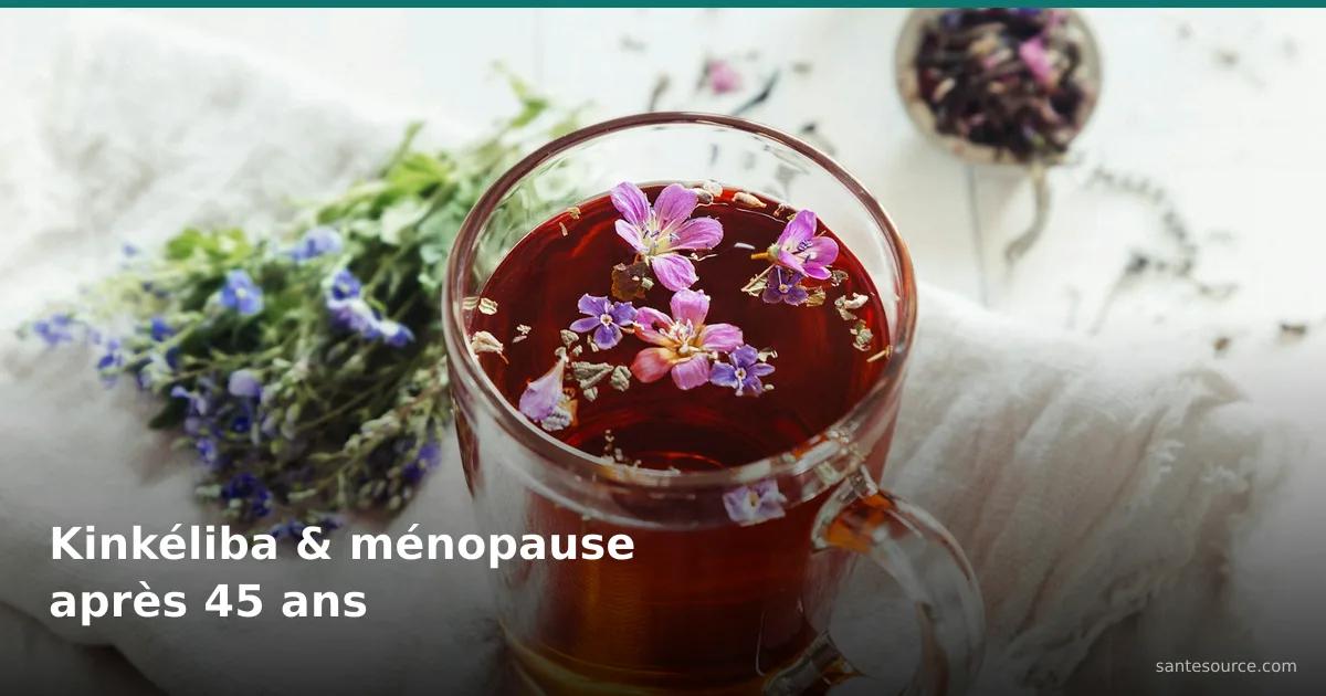 Tisane chaude aux plantes et fleurs, évoquant une infusion de kinkéliba pour la femme après 45 ans