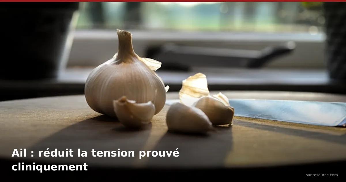 Tête d'ail et gousses sur planche de bois, remède naturel prouvé contre l'hypertension artérielle