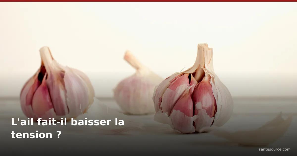 Têtes d'ail frais (thoum) sur une table claire, remède naturel pour faire baisser la tension artérielle