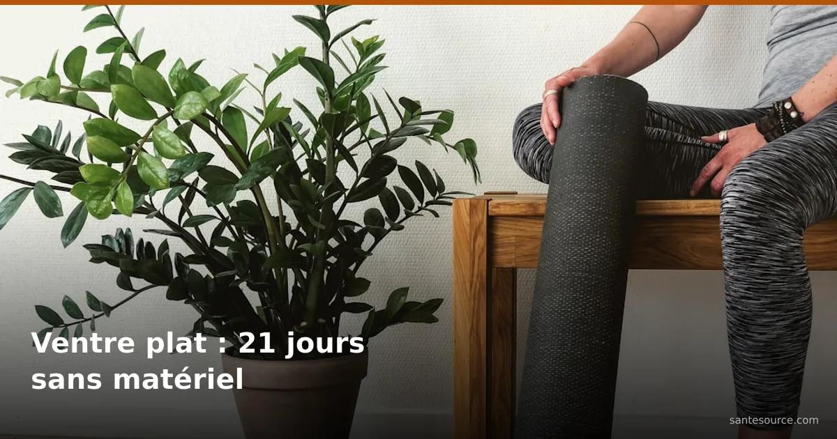 Tapis de sol roulé et plante verte dans un intérieur, programme ventre plat sans matériel pour femme — santesource.com