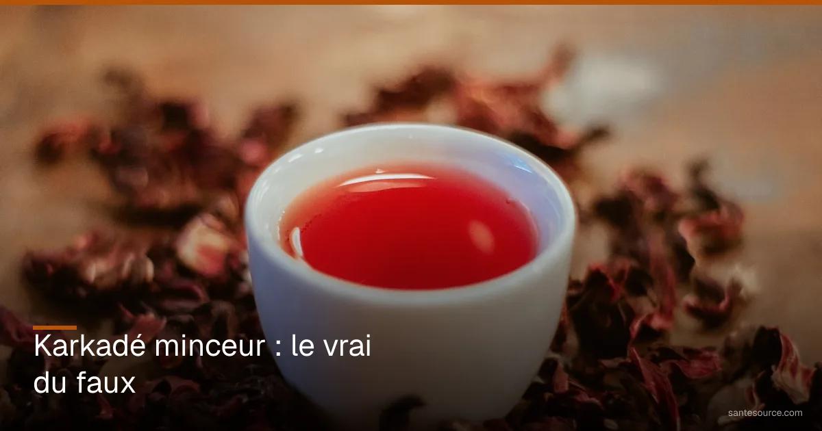 Tasse de karkadé rouge entourée de fleurs d'hibiscus séchées, tisane minceur à la loupe